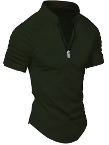 Λεπτομέρεια σκούρου πράσινου ανδρικού T-shirt με μισό φερμουάρ και πλισέ υφή στον ώμο.