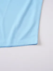 Détail de l'ourlet d'un t-shirt de sport bleu clair avec double surpiqûre précise