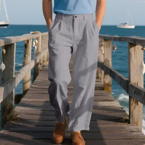 Détail d'un pantalon en lin gris pour homme, coupe droite et décontractée, sur un quai