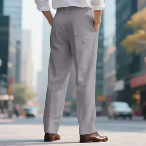 Vue arrière d'un pantalon en lin gris coupe ample pour homme dans un décor urbain.