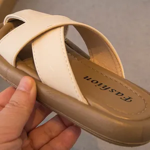 Vista macro de sandalias para niños con correas cruzadas y textura de suela suave