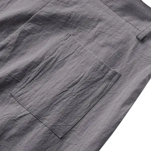 Gros plan d'un pantalon décontracté en lin pour hommes avec détail de poche arrière.