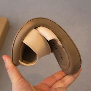 Demostración del diseño flexible de suela blanda de estas sandalias de verano para niñas