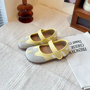 Zapatos planos Mary Jane de punta dividida en amarillo y gris con cierre de velcro