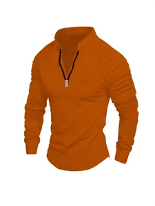T-shirt manches longues orange pour hommes avec col zippé et détails de manches plissés.
