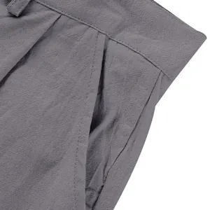 Vue détaillée de la poche et de la texture en lin d'un pantalon décontracté gris pour homme