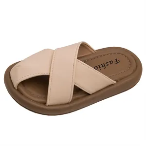 Elegantes sandalias de tiras cruzadas para niños en beige y marrón con suela suave