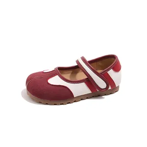 Zapatos planos Tabi Mary Jane clásicos en granate y blanco con cierre de velcro.