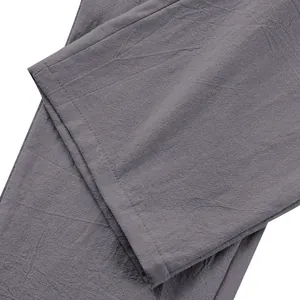 Détail macro de l'ourlet et de la texture en lin d'un pantalon décontracté gris pour hommes