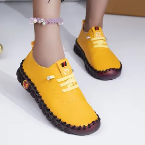 Vue détaillée des mocassins en cuir souple jaune vif confortables pour femmes