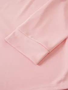 Gros plan sur le revers d'un t-shirt de sport rose à manches longues de haute qualité