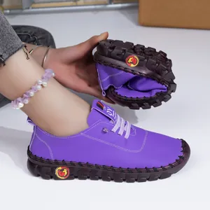 Vue détaillée de chaussures plates souples en cuir violet pour femmes avec semelle antidérapante