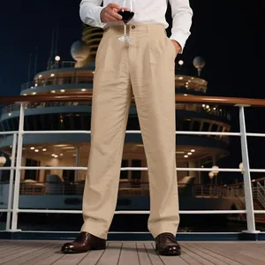 Vue détaillée d'un pantalon décontracté en lin beige pour homme sur un navire de luxe