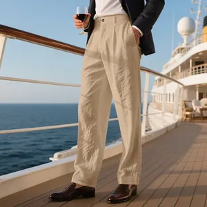 Gros plan sur un pantalon Gurkha en lin kaki pour homme sur un pont de croisière