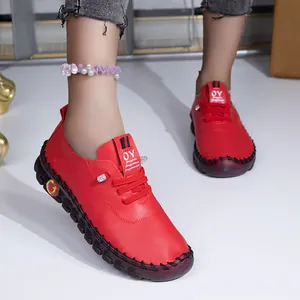 Gros plan sur les mocassins en cuir souple rouge pour femmes avec semelle antidérapante