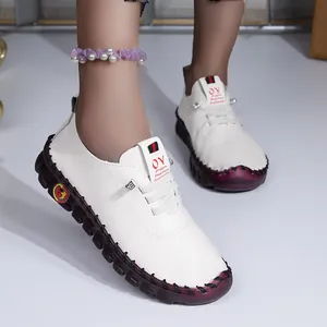 Chaussures plates pour femmes en cuir souple blanc avec semelle antidérapante vue détaillée