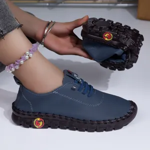 Détail montrant la souplesse et la semelle souple du mocassin en cuir bleu marine