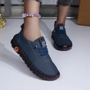 Vue détaillée des chaussures plates en cuir souple bleu foncé pour femmes avec logo OY