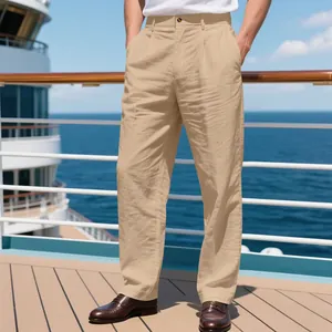 Pantalon en lin kaki décontracté pour homme sur le pont d'un luxueux navire de croisière