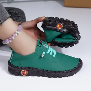 Chaussures de marche souples en cuir vert pour femmes avec semelle en caoutchouc