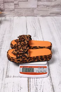 Vista detallada de las sandalias de plataforma de leopardo que pesan 0,321 kg en báscula
