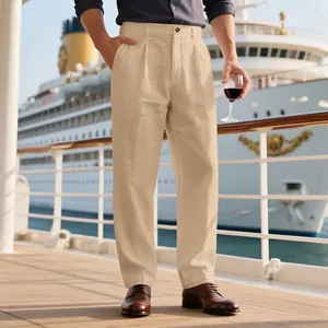 Vue détaillée du pantalon en lin beige pour homme, coupe droite, sur un pont de croisière