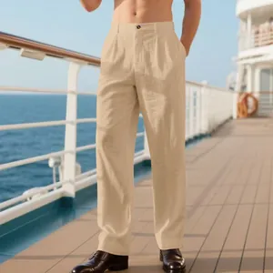 Détail du tissu en lin respirant et du design à plis sur un pantalon droit pour homme