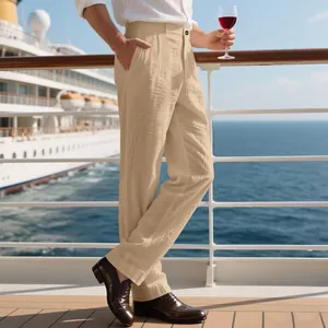 Détail de style de vie du pantalon à plis en lin beige pour homme sur un bateau