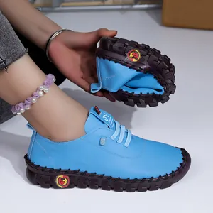 Vue détaillée de mocassins en cuir bleu clair souple pour femme montrant la semelle