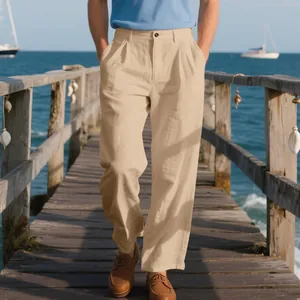 Pantalon Gurkha en lin beige pour homme, coupe décontractée sur un ponton en bois