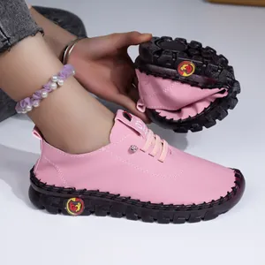 Détail de mocassins plats en cuir rose souple montrant une flexibilité et un confort extrêmes