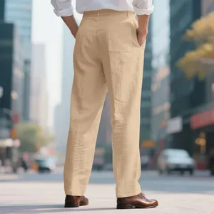 Vue arrière d'un pantalon en lin beige pour homme, coupe droite, dans un cadre urbain