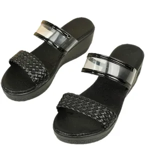 Sandalias de cuña negras para mujer con tiras tejidas y transparentes en suela plataforma