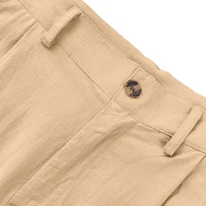 Vue détaillée de la taille et de la texture du tissu d'un pantalon homme en lin beige.