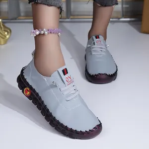 Vue détaillée de chaussures plates confortables en cuir souple avec semelle violette.
