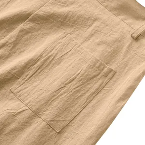Vue macro détaillée d'un pantalon en lin kaki avec une poche arrière carrée et texture