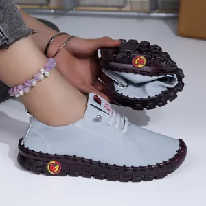 Détail des chaussures de marche en cuir gris souple pour femmes avec semelles antidérapantes.