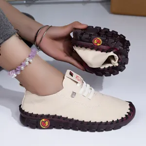 Vue détaillée des chaussures décontractées en cuir souple avec semelle antidérapante flexible