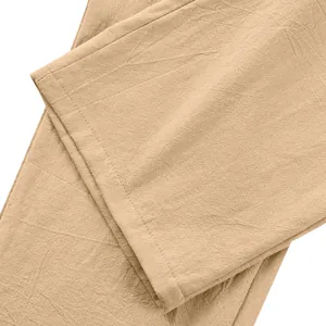 Vue macro montrant la texture du lin et la couture de l'ourlet du pantalon kaki