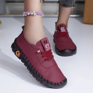 Vue détaillée de mocassins confortables pour femmes en cuir souple bordeaux avec semelle