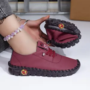 Chaussures en cuir bordeaux souples pour femmes avec détails cousus main.