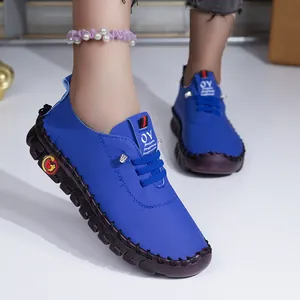 Vue détaillée des chaussures décontractées en cuir bleu pour femmes à semelle souple