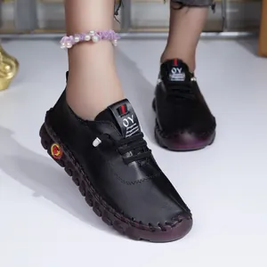 Détail de chaussures plates confortables en cuir souple noir pour femmes avec semelle cousue main