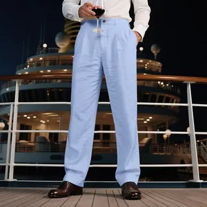 Vue détaillée d'un pantalon Gurkha en lin bleu clair pour homme sur un pont de croisière