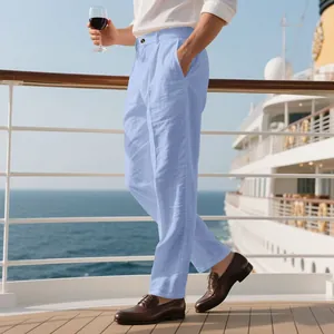 Pantalon en lin bleu clair pour hommes sur le pont d'un navire de croisière de luxe.