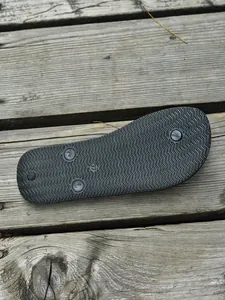 Detailansicht des rutschfesten Wellenprofils dieser schwarzen EVA-Flip-Flop-Sohle