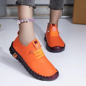Détails de chaussures de marche en cuir souple orange vif avec semelles antidérapantes