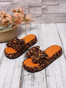Sandalias de plataforma con estampado de leopardo, lazo grande y suela naranja