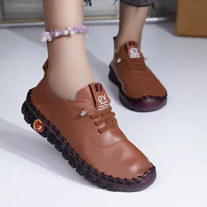 Vue détaillée de chaussures de marche en cuir souple marron pour femmes cousues main
