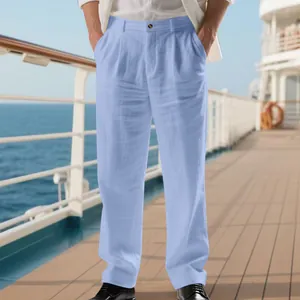 Détail du pantalon décontracté en lin bleu clair pour homme avec coupe droite sur un pont